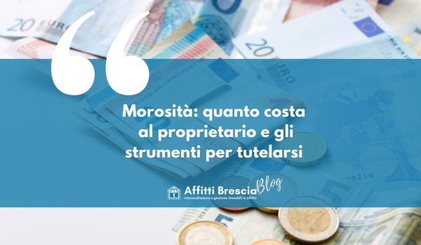 Foto di banconote euro sullo sfondo, banda color azzurro, scritte bianche centrali " Morosit&agrave;: quanto costa al proprietario e gli strumenti per tutelarsi" Logo Affitti Brescia con casetta stilizzata color bianco e scritta "blog" grigia